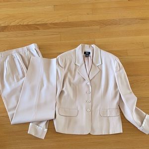 Women’s wool pant suit. Light peach/pink. Sz14